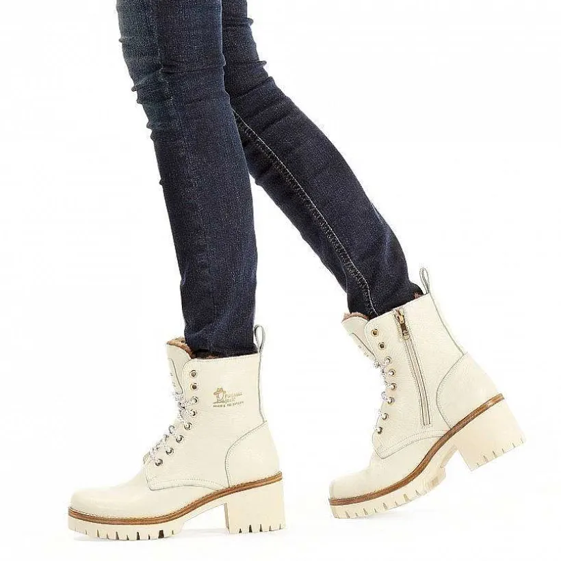 Vrouw Panama Jack Padma